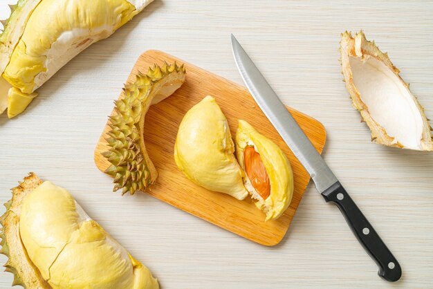 Durian stagionato e fresco, buccia di durian su tavola di legno