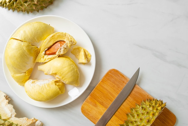 Durian stagionato e fresco, buccia di durian sul piatto bianco