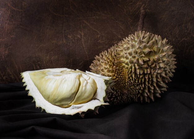 Durian su tessuto nero con sfondo marrone