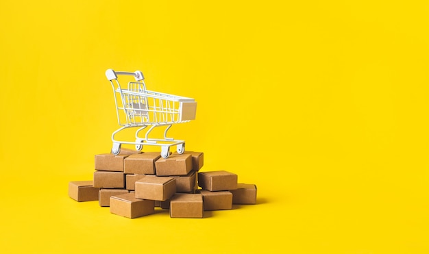 E-commerce aziendale o concetti di shopping online con ordine della scatola del prodotto