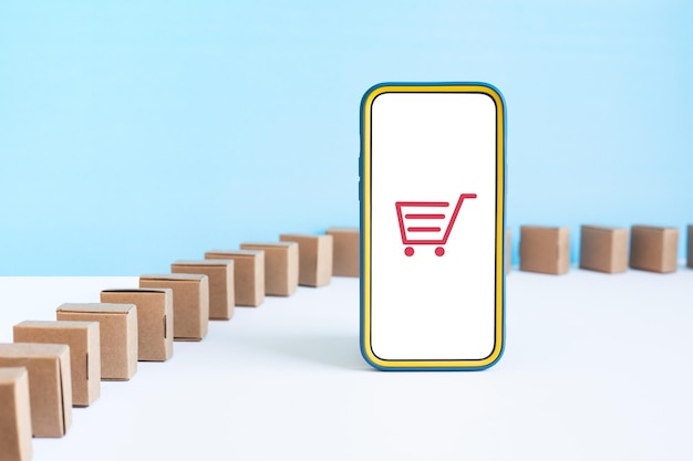 E-commerce aziendale o concetti di shopping online con smartphone e ordine della confezione del prodotto