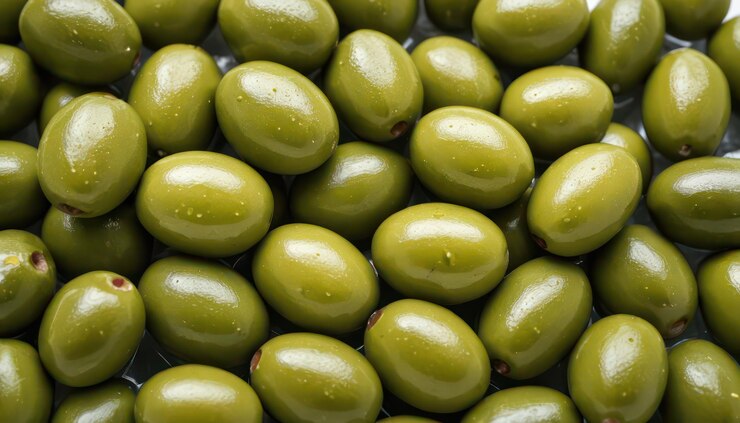 è esposto un mucchio di olive verdi