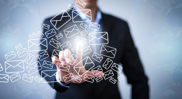 e-mail e concetto di marketing. Doppia esposizione Imprenditore touch Email premendo per inviare l'e-mail dal computer portatile, Concetto di invio di e-mail dal tuo computer,