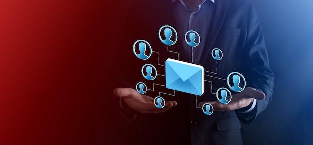 E-mail e icona utente, segno, simbolo di marketing o concetto di newsletter, diagramma. Invio di e-mail. Posta in blocco. Concetto di marketing e-mail e sms. Schema di vendita diretta nel mondo degli affari. Elenco dei clienti per la spedizione.