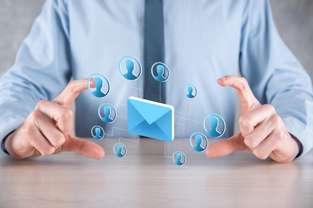 E-mail e icona utentesegnosimbolo diagramma di concetto di marketing o newsletterInvio di e-mailPosta in bloccoConcetto di marketing di e-mail e sms Schema di vendita diretta nel business Elenco di clienti per l'invio