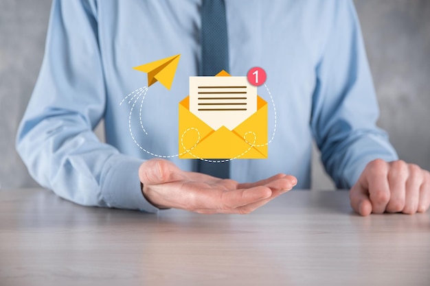 E-mail e icona utentesegnosimbolo diagramma di concetto di marketing o newsletterInvio di e-mailPosta in bloccoConcetto di marketing di e-mail e sms Schema di vendita diretta nel business Elenco di clienti per l'invio