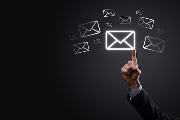 E-mail marketing e concetto di newsletterContattaci tramite e-mail di newsletter e proteggi le tue informazioni personali dalla posta indesiderata conceptSchema di vendita diretta in azienda Elenco di clienti per l'invio di posta