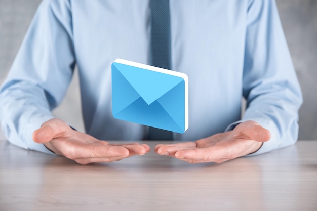 E-mail marketing e concetto di newsletterContattaci tramite e-mail di newsletter e proteggi le tue informazioni personali dalla posta indesiderata conceptSchema di vendita diretta in azienda Elenco di clienti per l'invio di posta