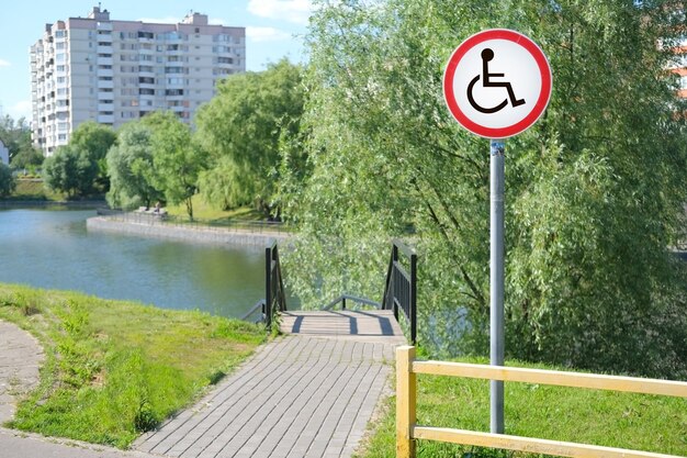 è vietata la circolazione dei segnali stradali ai portatori di handicap davanti alla discesa al laghetto