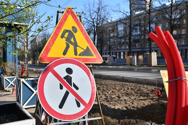 è vietato il passaggio del cartello stradale riparazione dei marciapiedi