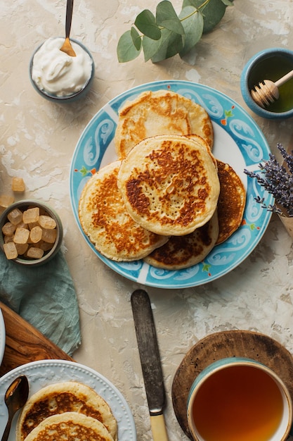 Ea pancake salsa di crema di miele e lavanda su un tavolo di cemento leggero