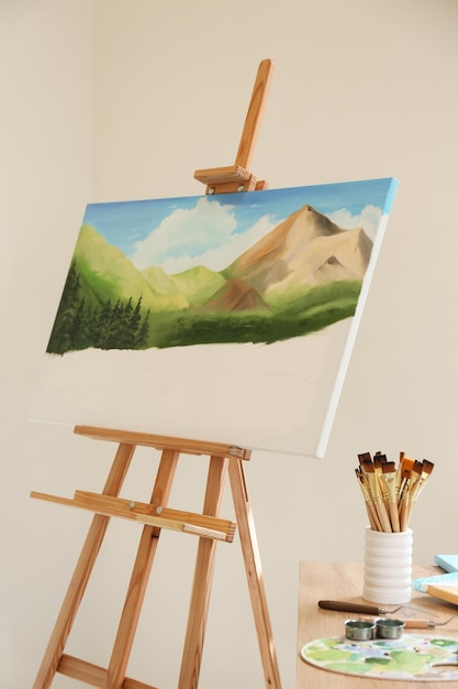 Easel con bellissimo paesaggio in studio di disegno opera d'arte incompiuta