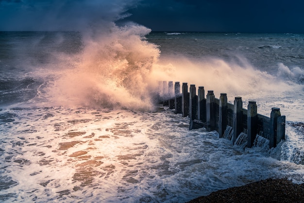 EASTBOURNE, EAST SUSSEX/UK - 21 OTTOBRE: La coda della tempesta Brian Racing passato il lungomare di Eastbourne nell'East Sussex il 21 ottobre 2017