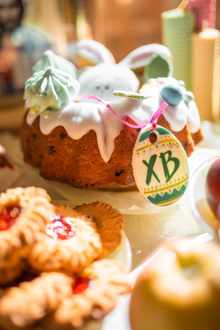 Photo easter cake with painted eggs apples and cookies on table in home kitchen church icons and candle on
