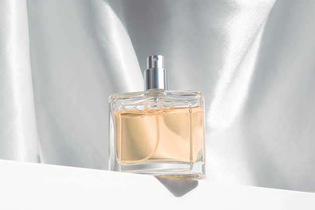 Eau de parfum, il mockup cosmetico della fragranza del profumo, il marchio del prodotto di lusso, su sfondo bianco, il contenitore della bottiglia in vetro