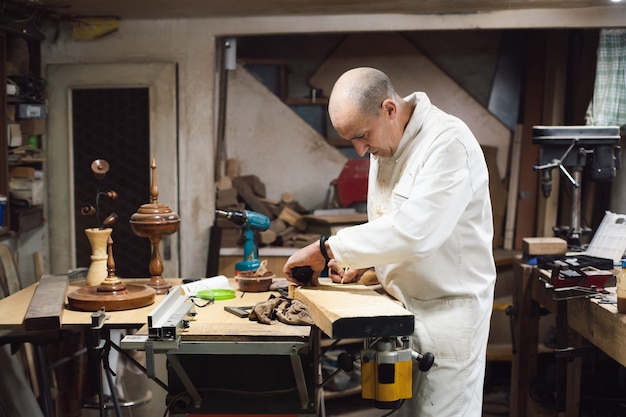 Ebanista che lavora con una tavola di legno