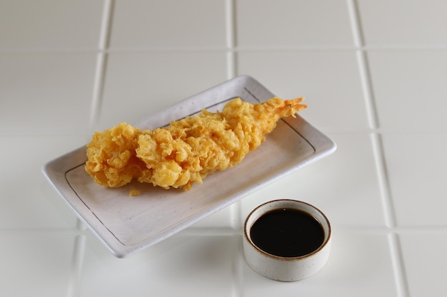 Ebi Tempura è una cucina giapponese a base di gamberi fritti con salsa tempura.