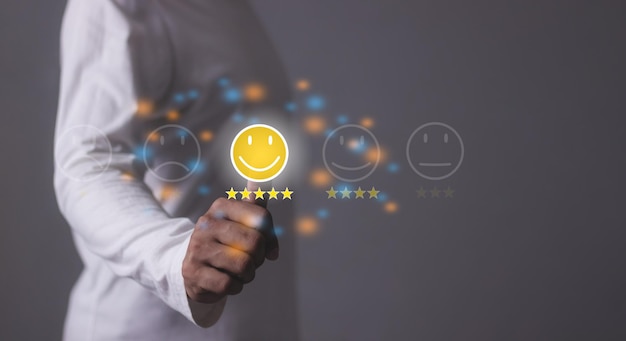 Eccellenza Recensione Giovane uomo mano toccando emoji e cinque stelle per recensione e dare 5 stelle