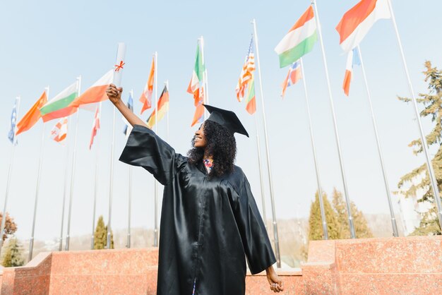 Eccitata donna afro-americana alla sua laurea.