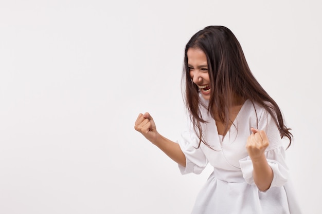 Eccitata donna asiatica che guarda in alto