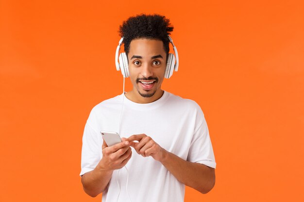 Eccitato felice carismatico ragazzo afro-americano hipster con baffi e taglio di capelli afro