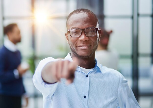 Eccitato giovane africano che punta alla telecamera