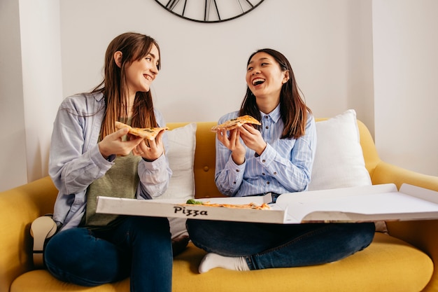 Eccitato ragazze che godono di pizza