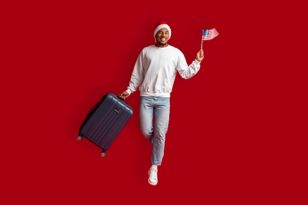 Eccitato uomo afroamericano che viaggia negli Stati Uniti durante le vacanze di Natale