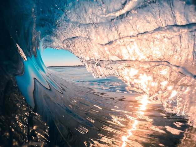 Ecco come appare Dentro un'onda che si infrange sull'oceano