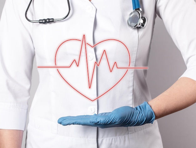 ECG Cuore con ritmo cardiaco sulla mano del medico Test elettrocardiogramma che conduce il concetto di rilevamento di malattie cardiache Donna in camice con stetoscopio