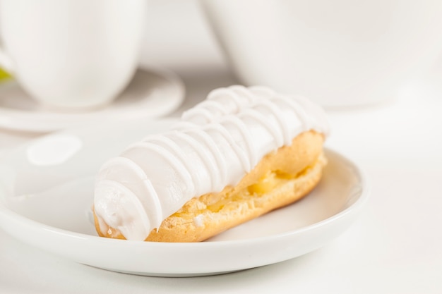 Eclair al cioccolato con ripieno di cioccolato