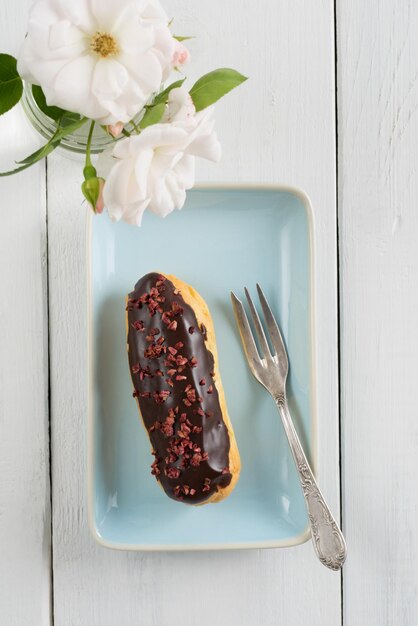 Eclair al cioccolato e lamponi