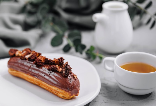 Eclair con crema di cioccolato, nocciole e tè.