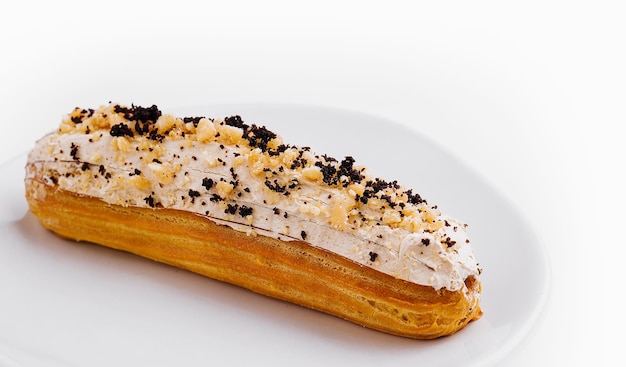 Eclair con crema e cioccolato sul piatto