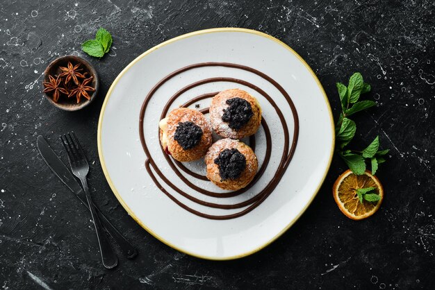 Eclair con semi di papavero e crema Vista dall'alto Spazio libero per il testo