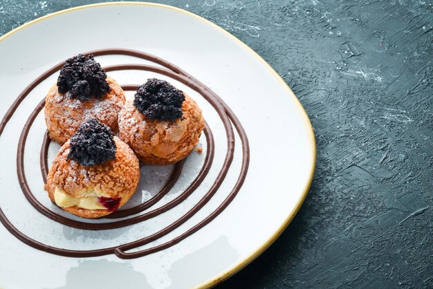 Eclair con semi di papavero e crema Vista dall'alto Spazio libero per il testo