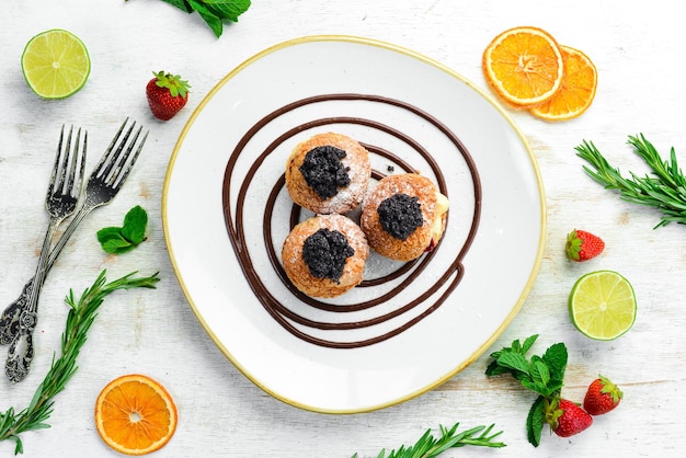 Eclair con semi di papavero e crema Vista dall'alto Spazio libero per il testo