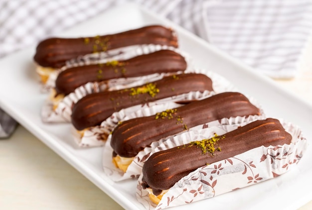 Eclair francesi tradizionali con cioccolato.