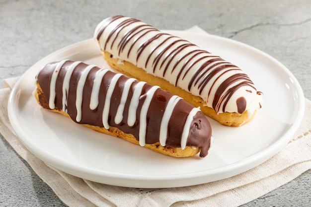 Eclair Gustosi eclair al cioccolato sul tavolo