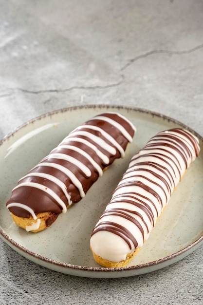 Eclair Gustosi eclair al cioccolato sul tavolo