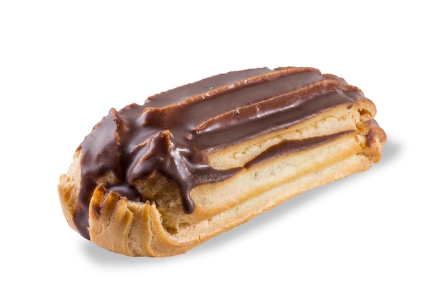 Eclair isolato con crema pasticcera e glassa al cioccolato su uno sfondo bianco.