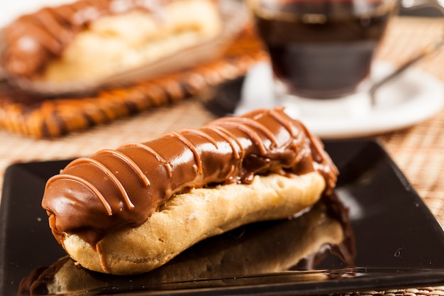 Eclairs al cioccolato con ripieno di cioccolato