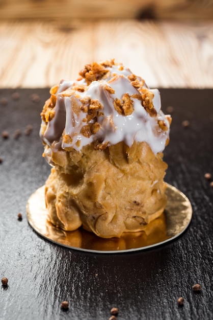 Eclairs con noci Torta di pasta fermentata