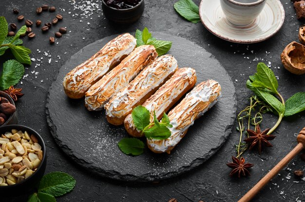 Eclairs con panna Cottura Vista dall'alto spazio di copia gratuito