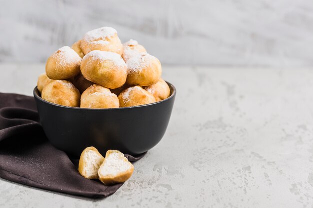 Eclairs con ricotta in una ciotola nera