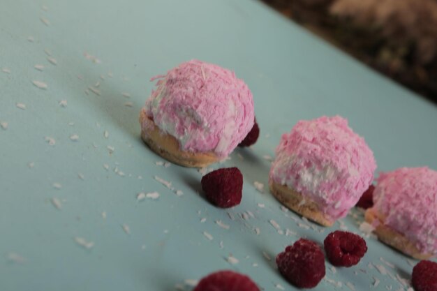 Eclairs con topping al cioccolato, squisito tortino al cioccolato, pasta ekler