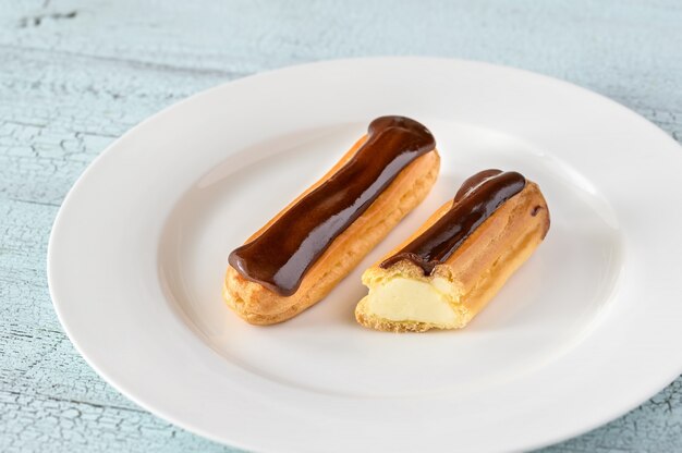 Eclairs con topping al cioccolato