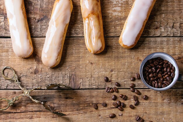 Eclairs di caffè su legno