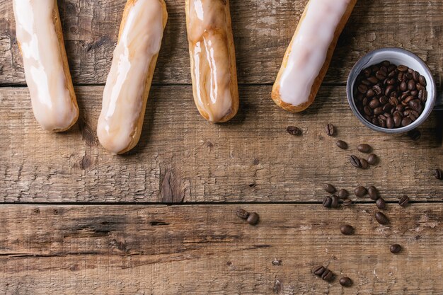 Eclairs di caffè su legno