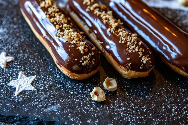 Eclairs francesi tradizionali con cioccolato